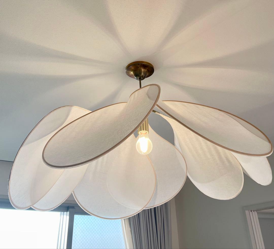 フランス製 ホワイト花びらデザインのライト ラタン