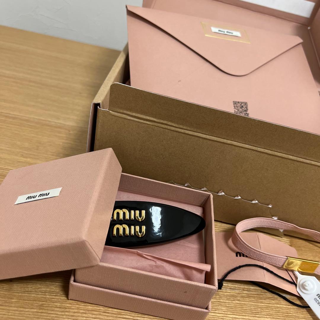 miumiu パテントレザーヘアクリップ ブラック