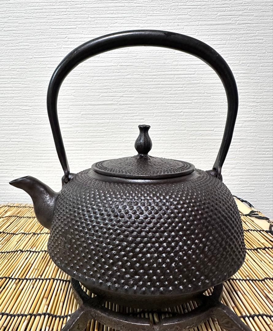 未使用、付属品付　岩手県奥州 佐秋鋳造所佐藤守巨造 真作保証　南部鉄瓶 南部鉄器