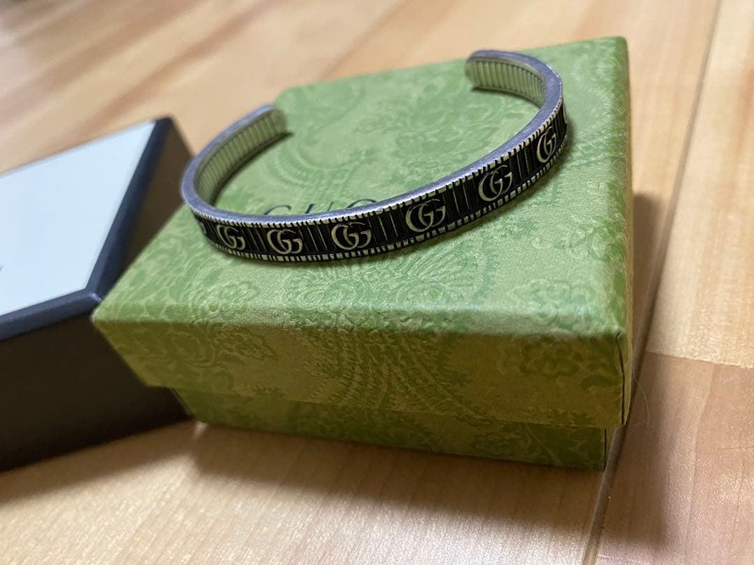 GUCCI ロゴ入り バングル