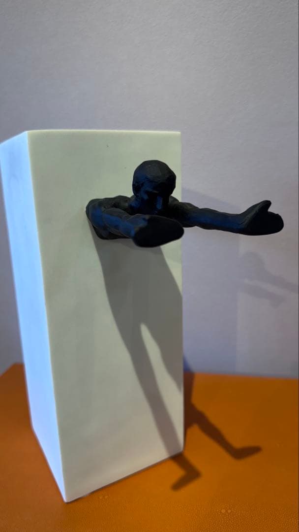 モダンな白い置物 黒い人型彫刻付き