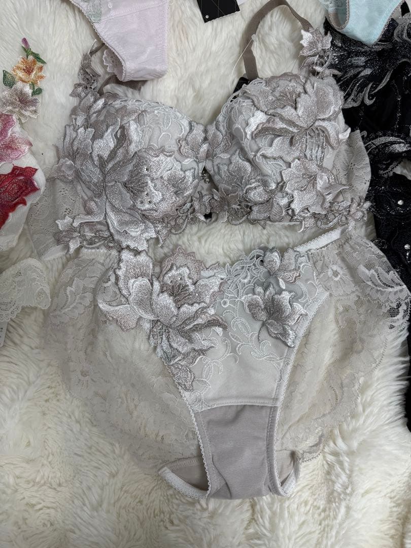 サルート、04グループ、事前予約コレクションブラジャーC75サイズ ショーツM