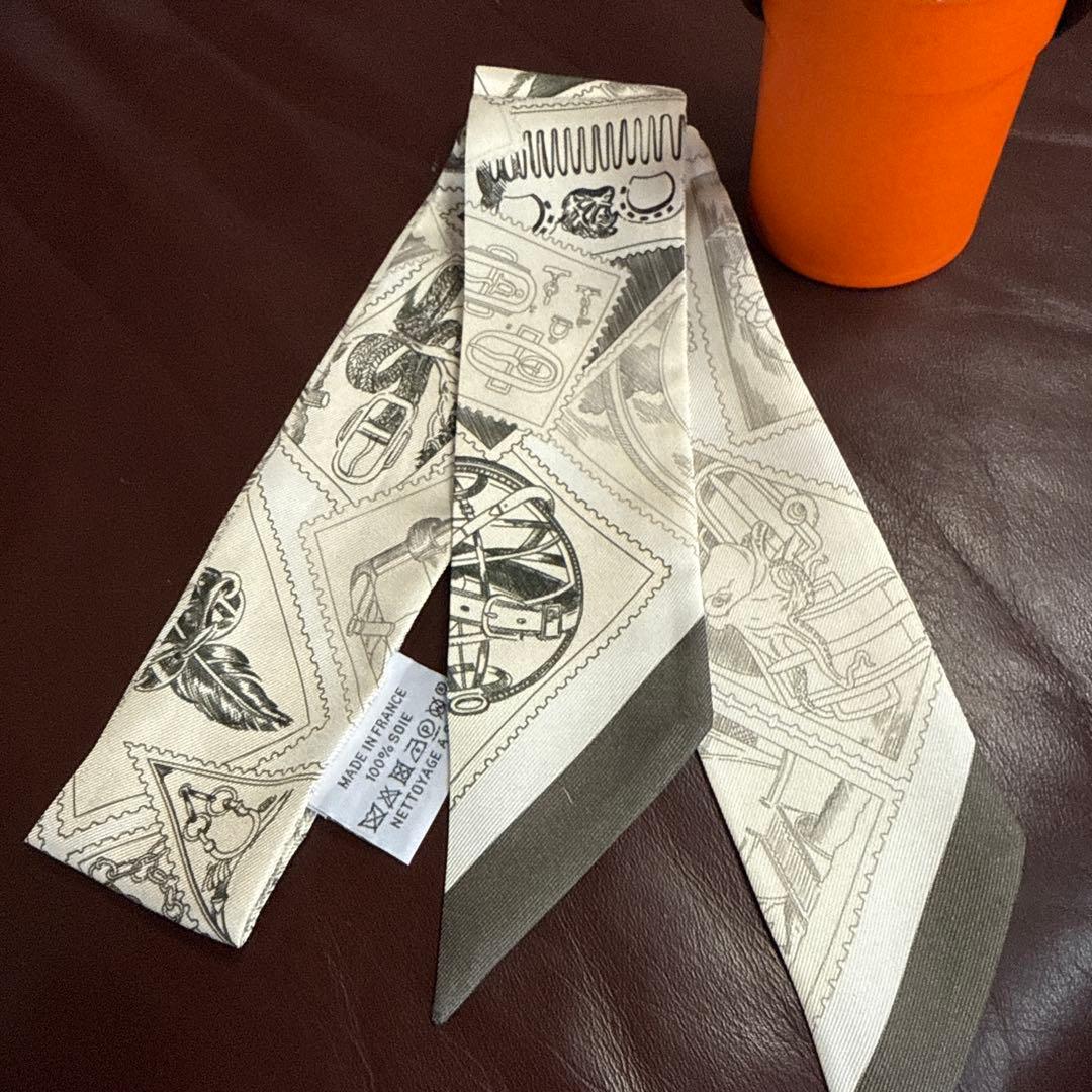 HERMES シルクツィリー　フォーブルの切手愛好家　薄めのベージュ・グレージュ