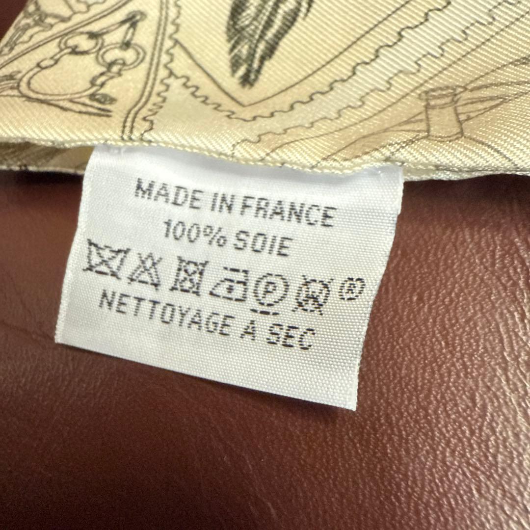 HERMES シルクツィリー　フォーブルの切手愛好家　薄めのベージュ・グレージュ