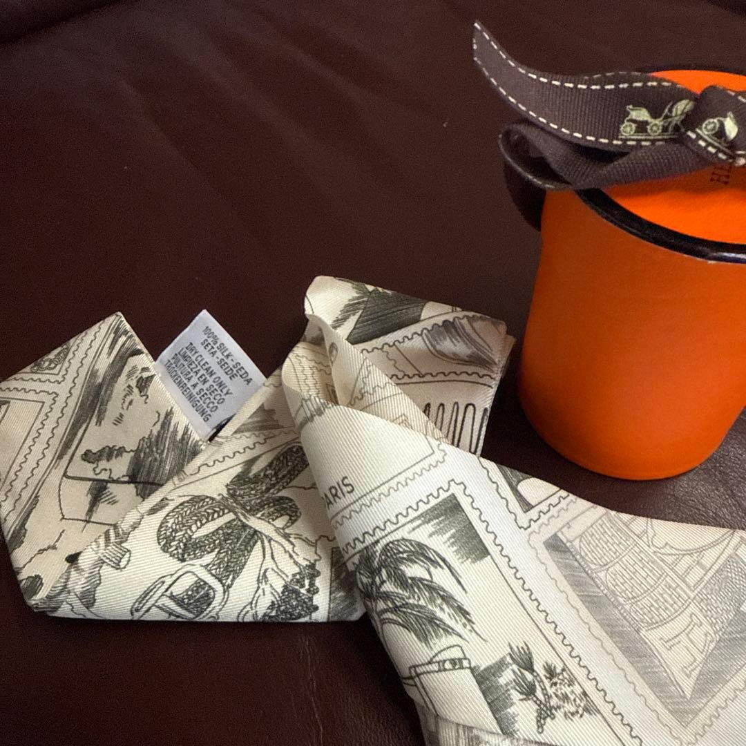 HERMES シルクツィリー　フォーブルの切手愛好家　薄めのベージュ・グレージュ