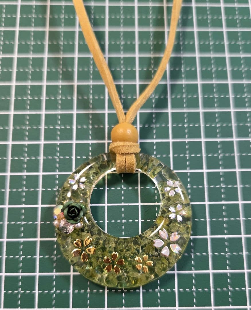 桜・ペリドット天然石レジンネックレス　　　　レジンネックレス　　天然石ネックレス