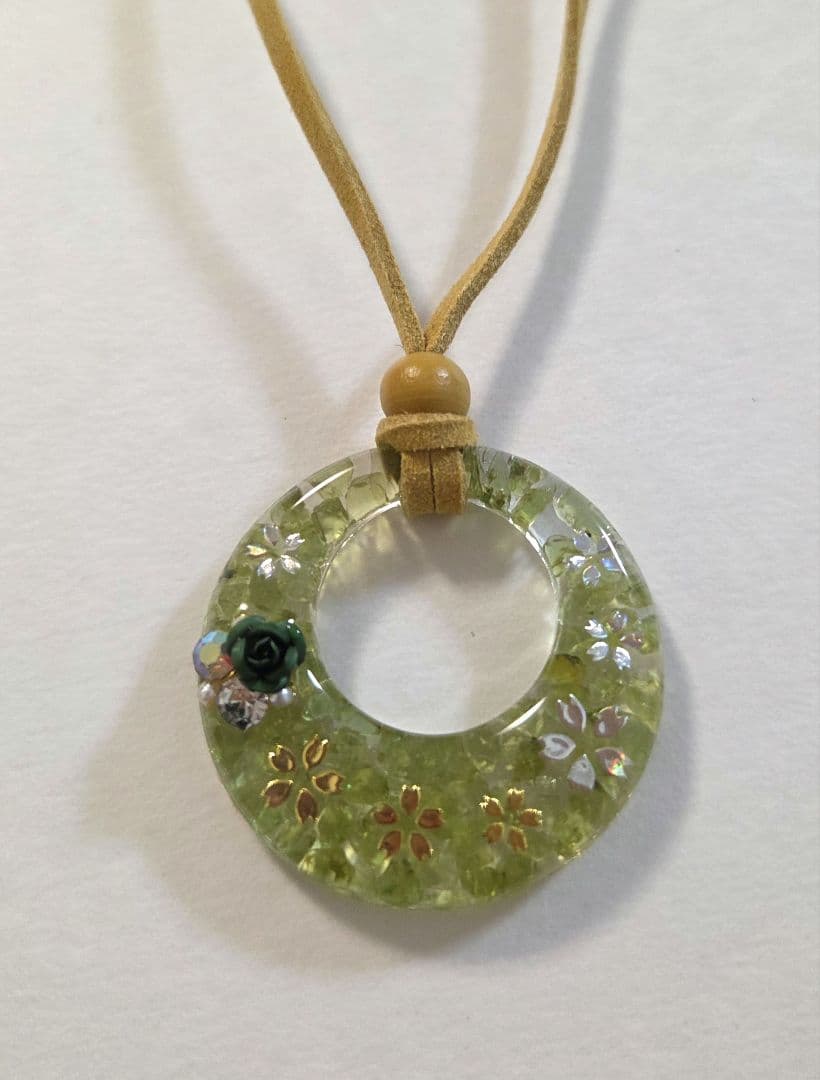 桜・ペリドット天然石レジンネックレス　　　　レジンネックレス　　天然石ネックレス