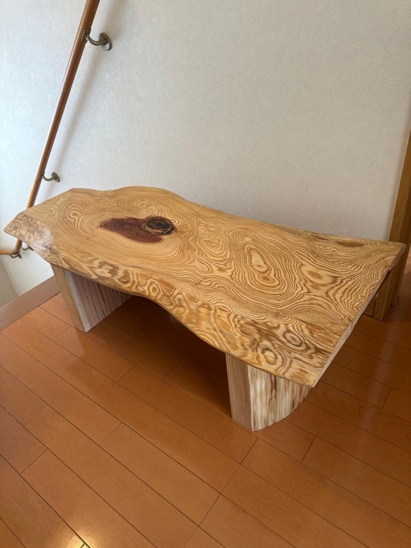 天然杉一枚板極美杢目自然曲線のテーブル蜜蝋クリーム仕上げ‼️