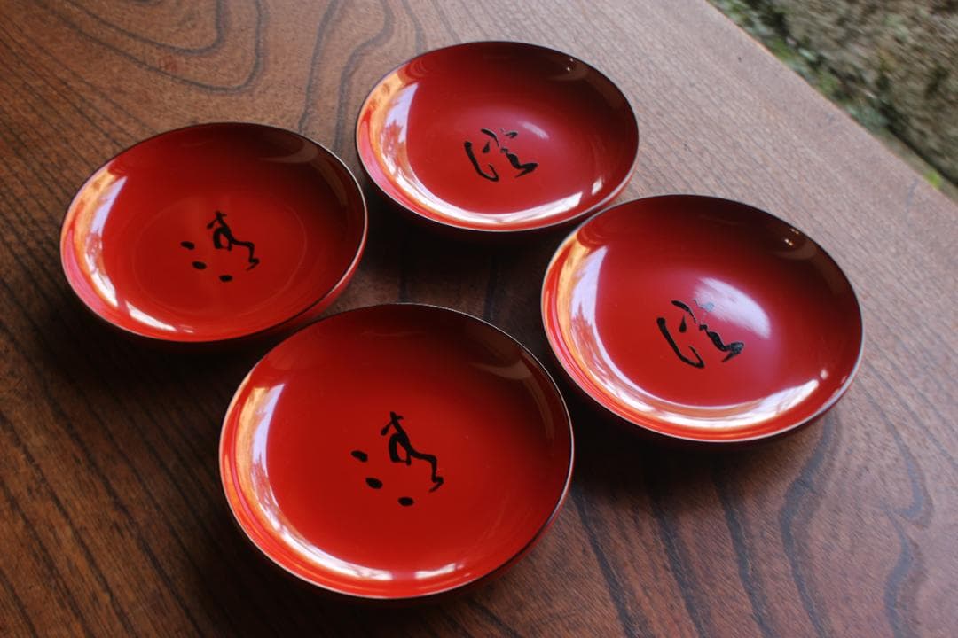 デッドストック！極上朱漆に風情ある墨書の映える小皿4点（検輪島塗越前塗お皿