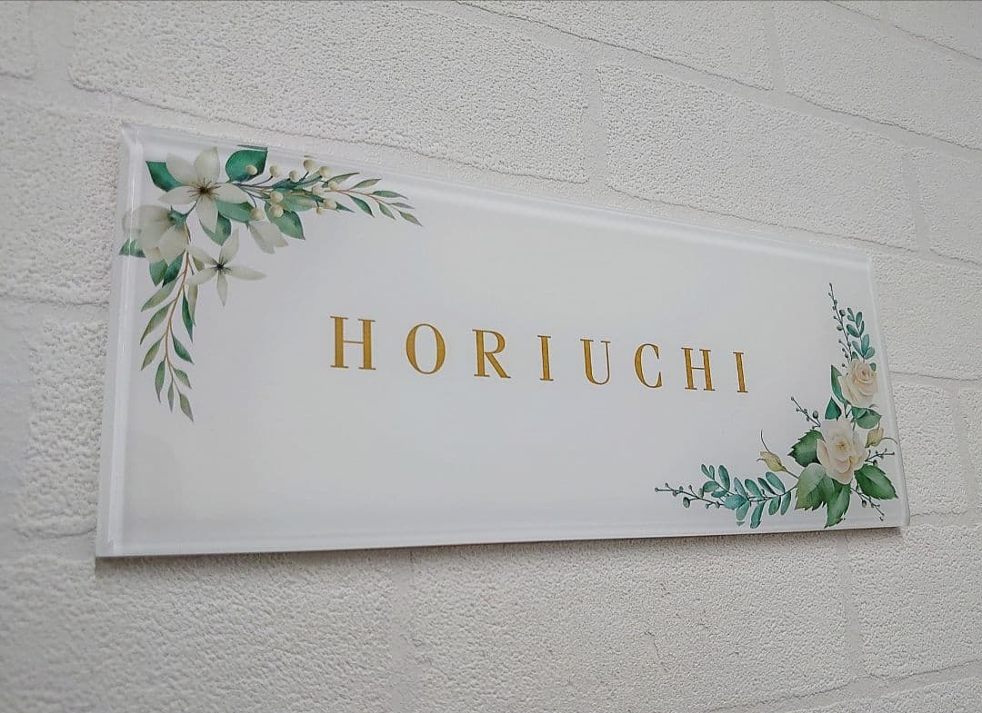 気品漂う白ベース＋白花飾り＋ゴールド文字のアクリル表札 新作＊１㎜単位＊鏡面仕上