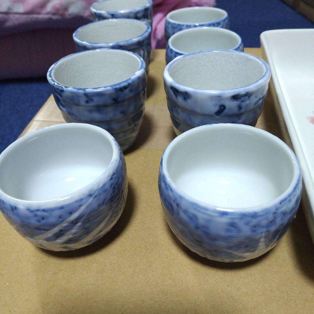 青い模様の湯飲み8個と花柄の大皿セット