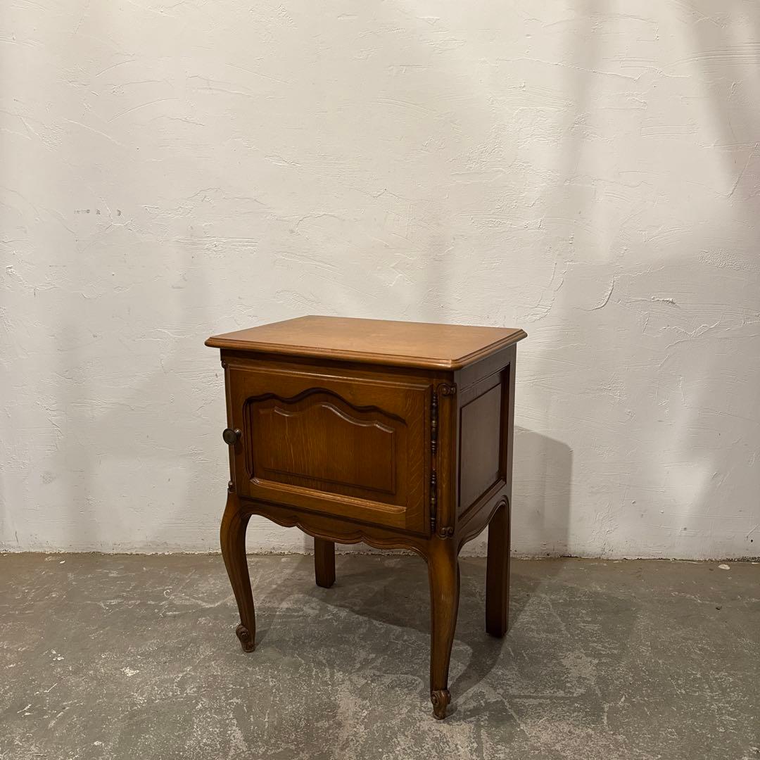 カスミ草ヴィンテージ　木製サイドテーブル　扉収納付き　1