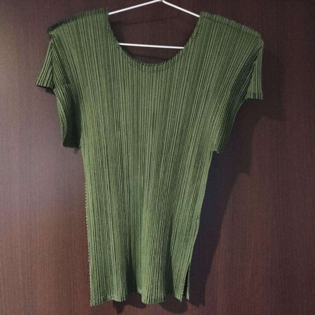 プリーツプリーズ　イッセイミヤケ　半袖トップス　グリーン　サイズ不明