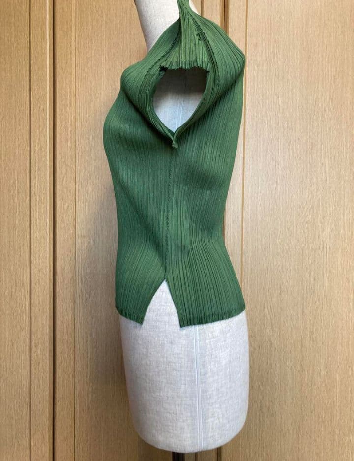 プリーツプリーズ　イッセイミヤケ　半袖トップス　グリーン　サイズ不明