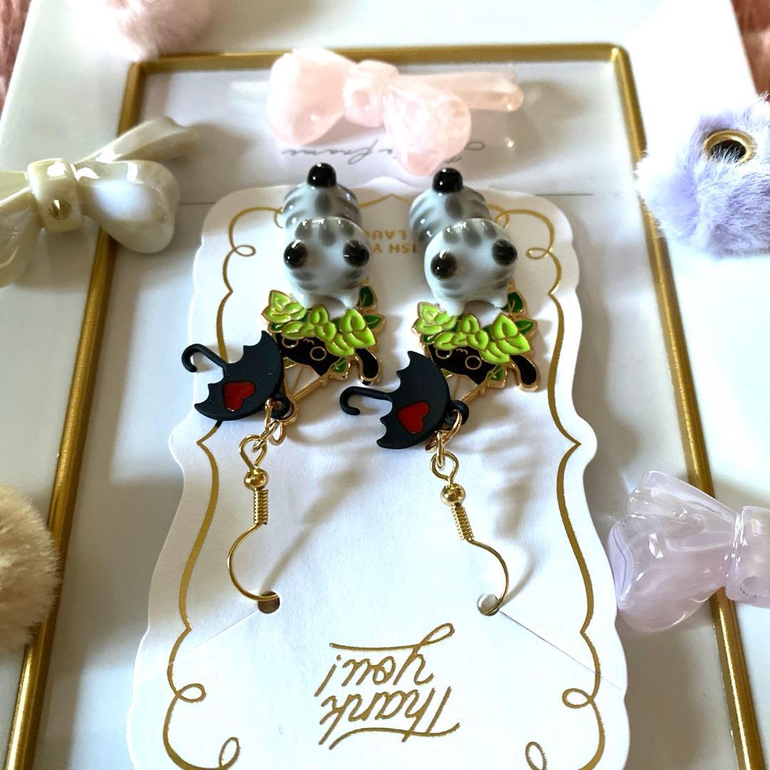 ☆アンブレラと黒猫がひょっこり！シマシマ猫ちゃんピアス☆