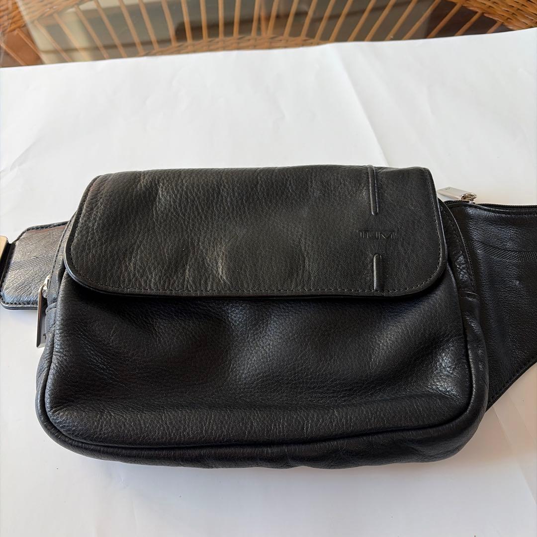 u*l様 TUMI/・トゥミイ黒 レザー ボディバッグ ウエストポーチフラップ付