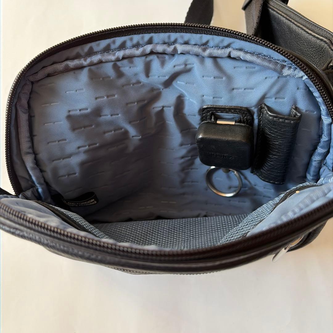 u*l様 TUMI/・トゥミイ黒 レザー ボディバッグ ウエストポーチフラップ付