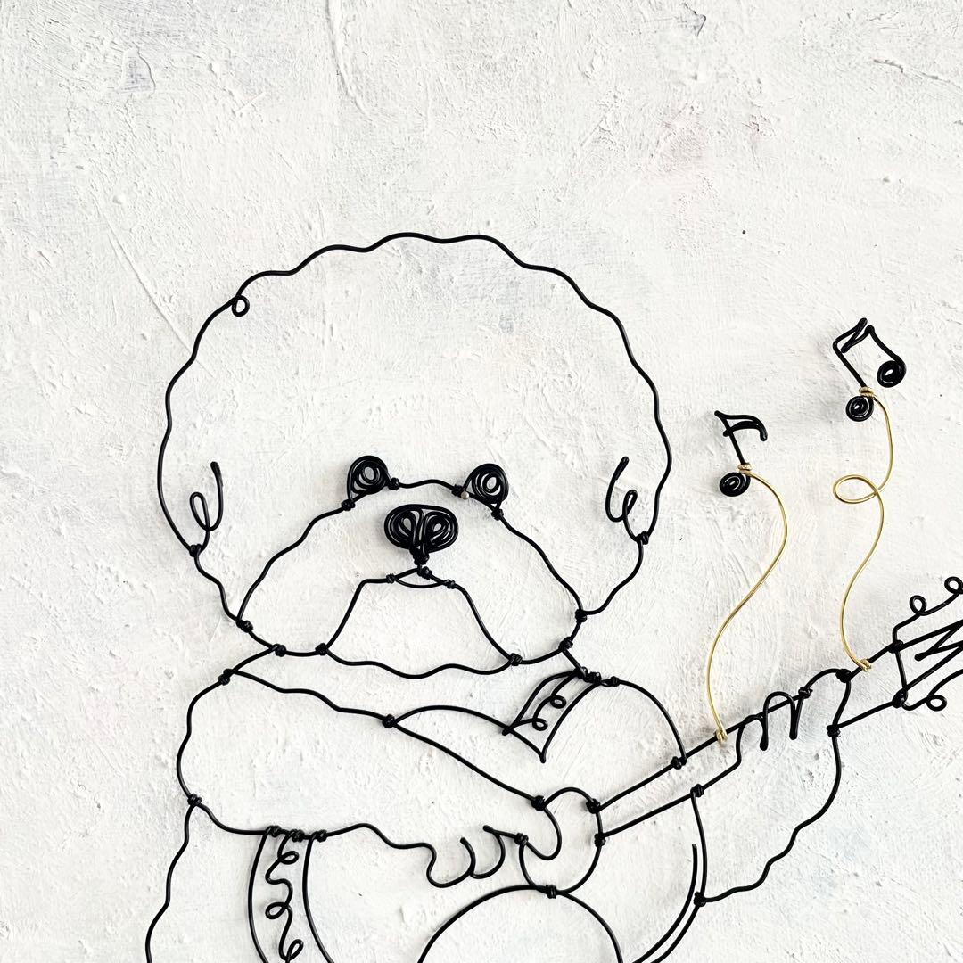 ギターを弾くビションフリーゼ　ワイヤーアート