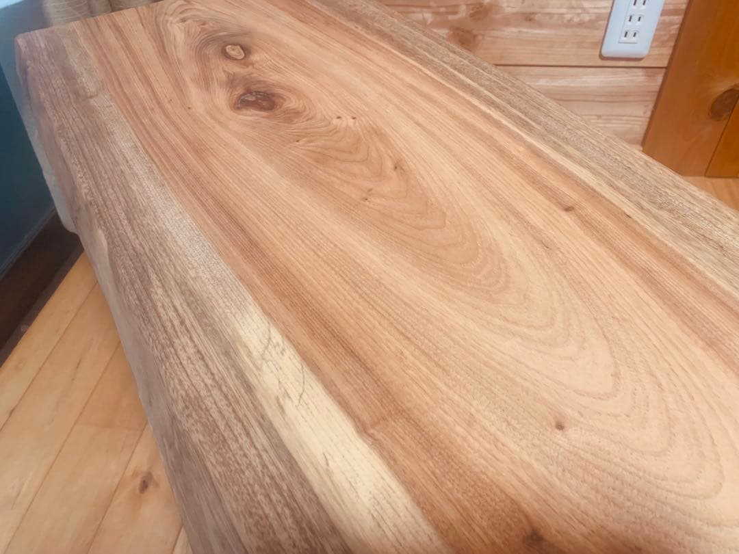 夏セール✨両側の自然な流れ杢目の面白い天板❣️B:楠サイドテーブル、ベンチ