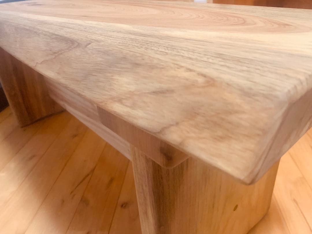 夏セール✨両側の自然な流れ杢目の面白い天板❣️B:楠サイドテーブル、ベンチ