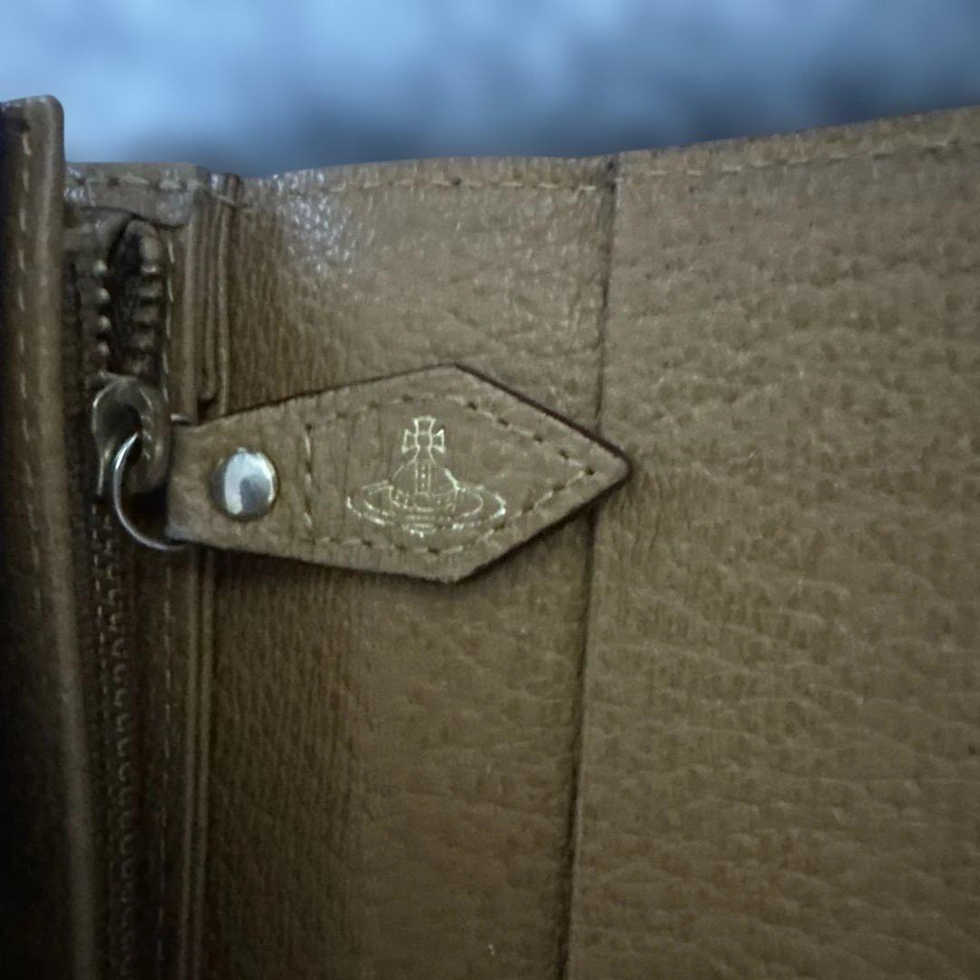 Vivienne Westwoodベージュ 三つ折り財布 金色ロゴ付き