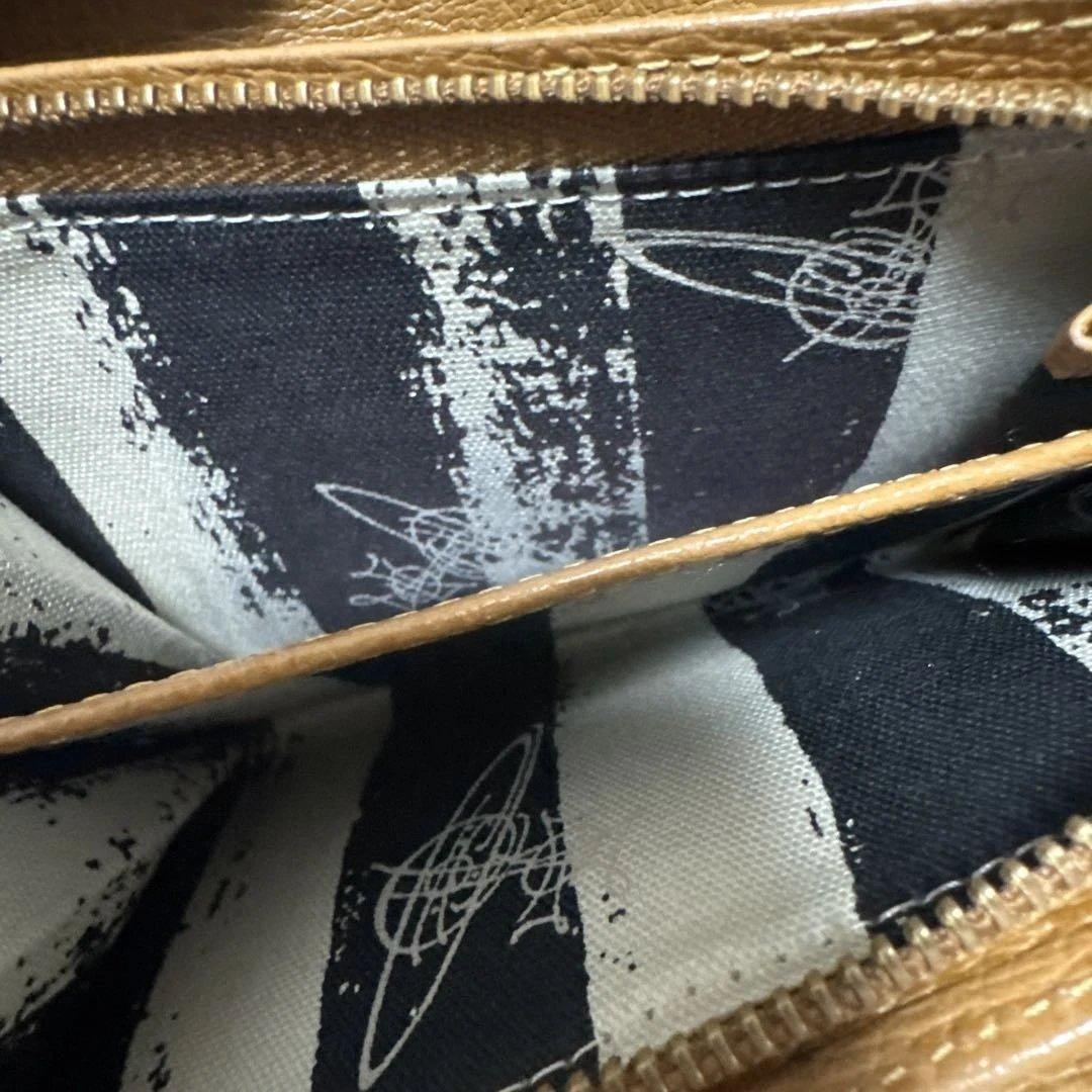 Vivienne Westwoodベージュ 三つ折り財布 金色ロゴ付き