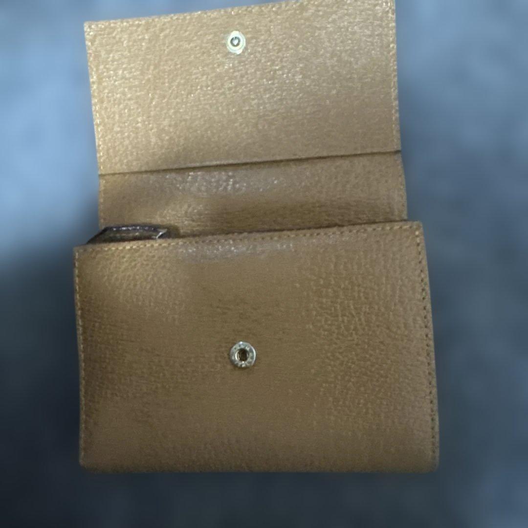 Vivienne Westwoodベージュ 三つ折り財布 金色ロゴ付き