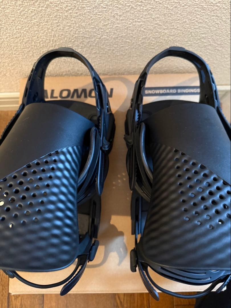 美品Salomon HOLOGRAM BLACK Mサイズ