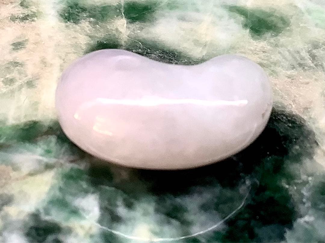 今回の原石大当たり‼️極上*氷*糸魚川翡翠勾玉アイスジェイド　幸運御守り　鑑別書付