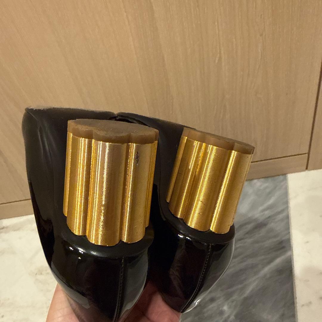 【美品】フェラガモ リボン付きブラックパンプス ゴールドヒール　7D お行事最適