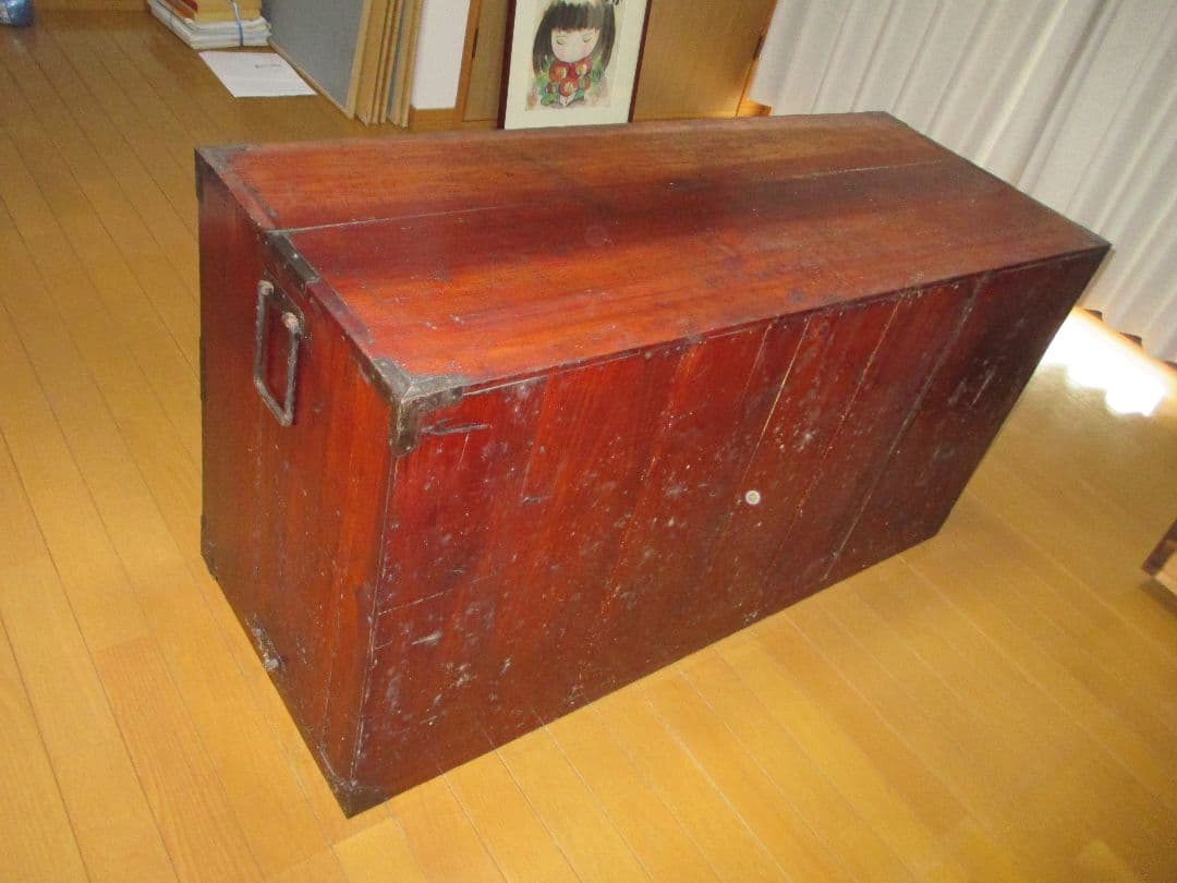 伝統的な日本のアンティーク木製箪笥