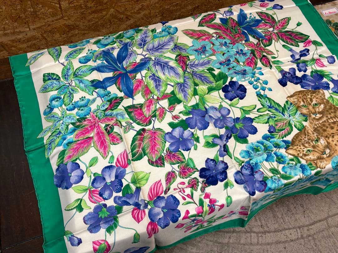 クリスチャン・ディオール　ヴィンテージ　スカーフ ヒョウ　約86×86cm