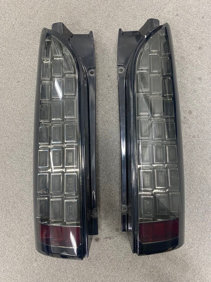 ⭐︎値下げ⭐︎ハイエース　TRH211 スモークテールランプ 2個セット