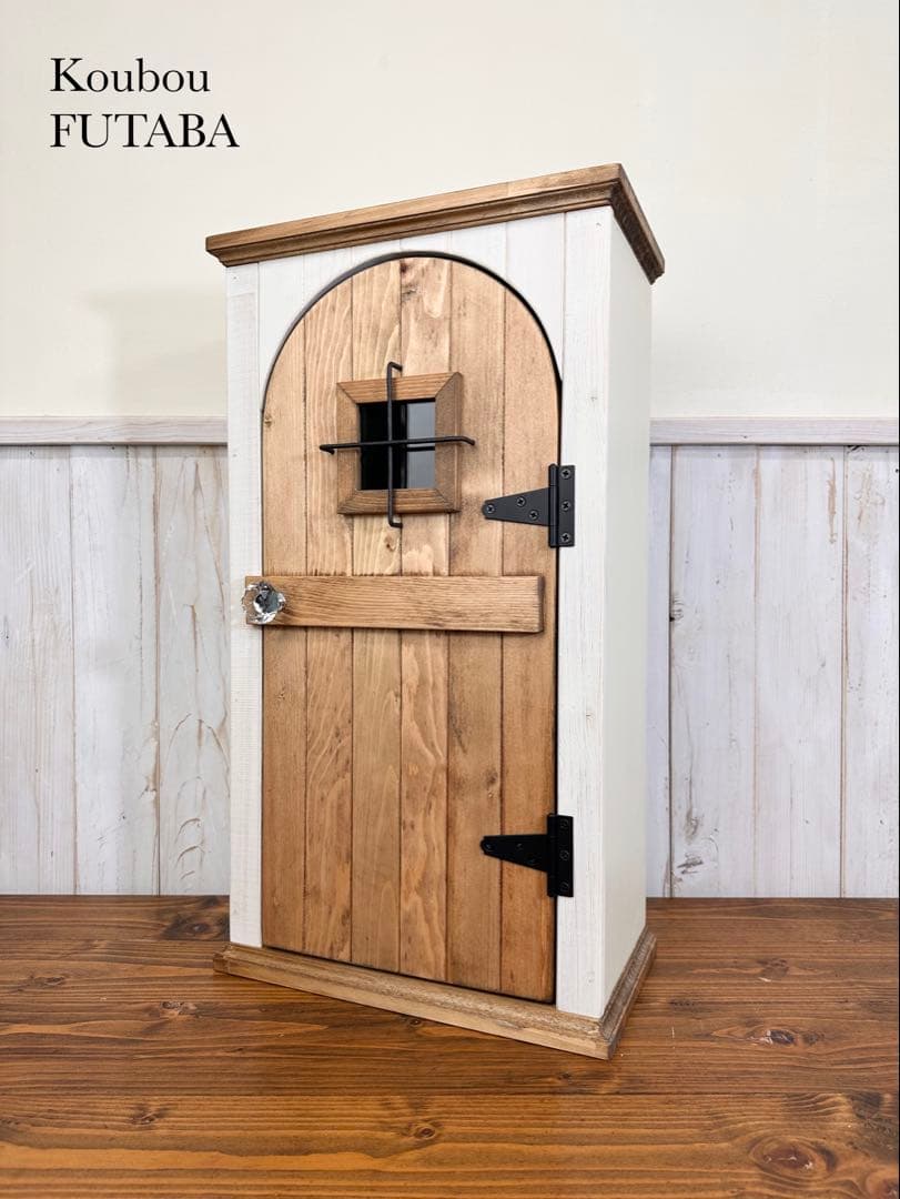 ピ*ア様 【1点のみ　キズありのためお値引き】アンティークの扉のようなキャビネッ