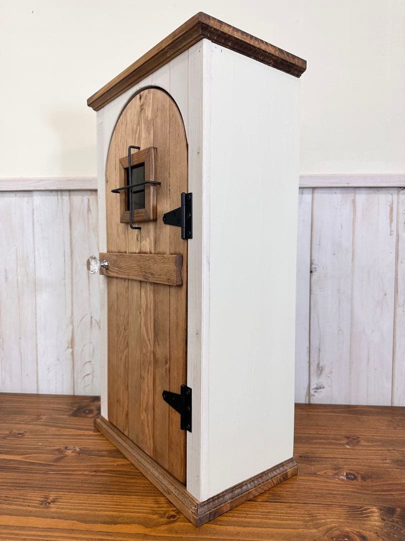 ピ*ア様 【1点のみ　キズありのためお値引き】アンティークの扉のようなキャビネッ