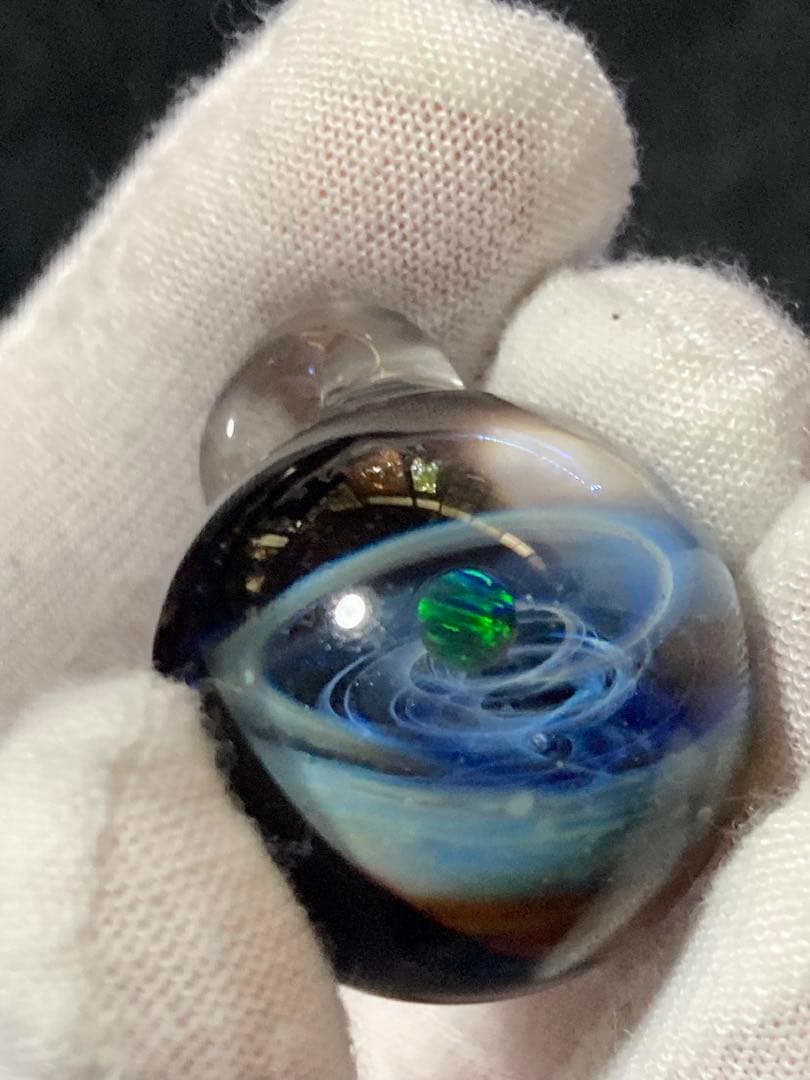 凄く綺麗なグリーンのオパールの入った宇宙ガラス。