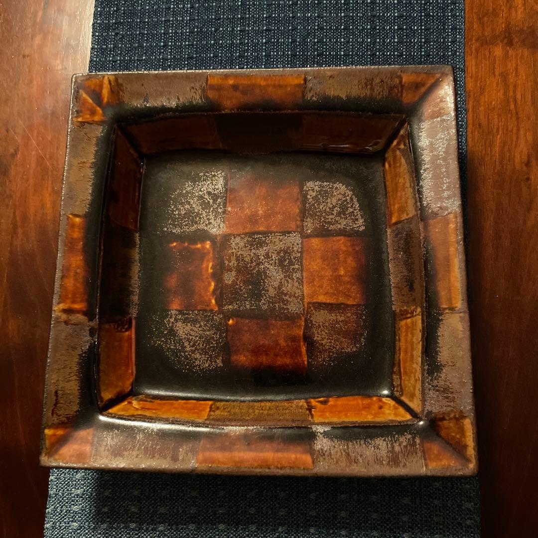 出西窯多々納弘光氏の茶色と黒のチェック模様の四角い皿