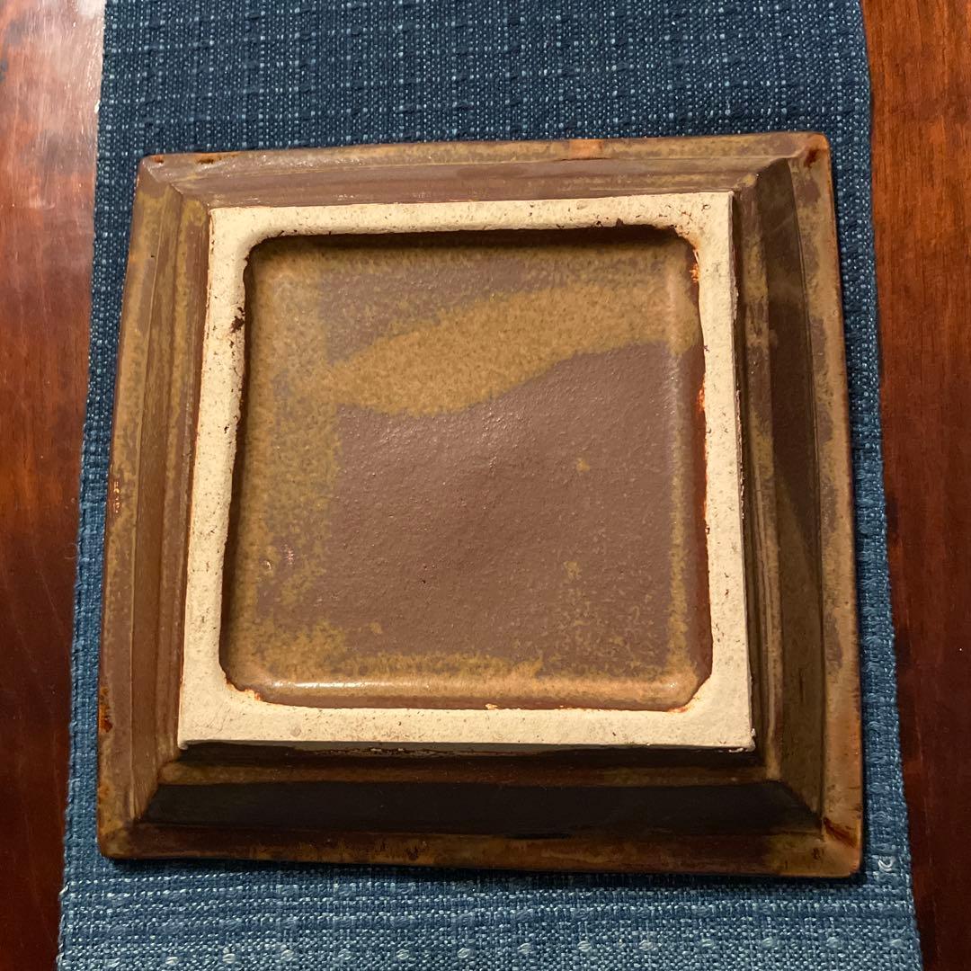 出西窯多々納弘光氏の茶色と黒のチェック模様の四角い皿