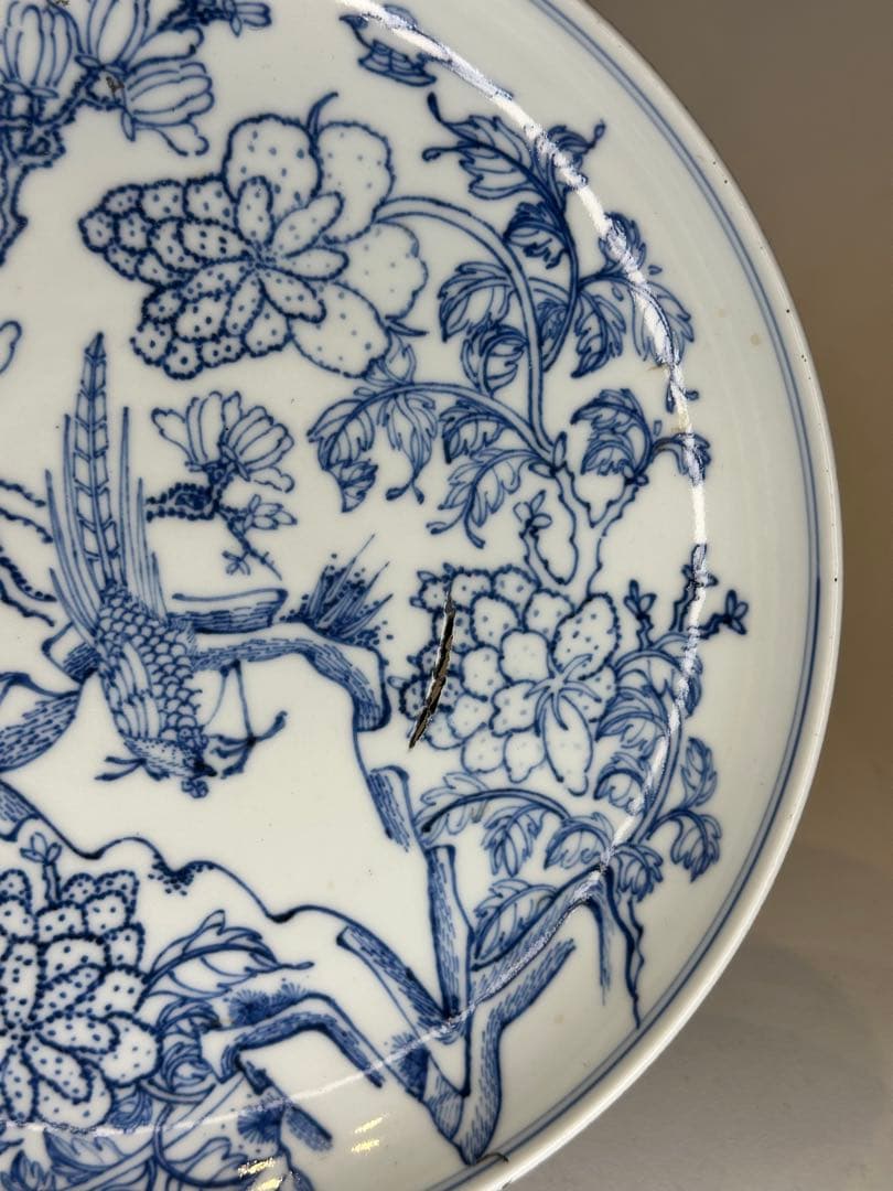 中国 大明成化年製 花草昆虫文 皿　盤　窯裂有り　古陶磁　骨董品