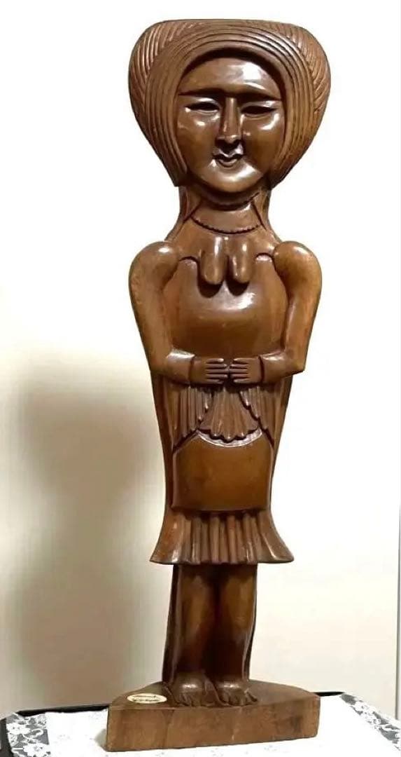 アンティークヒマラヤクルミ材のWELCOME LADYはインテリアの置物