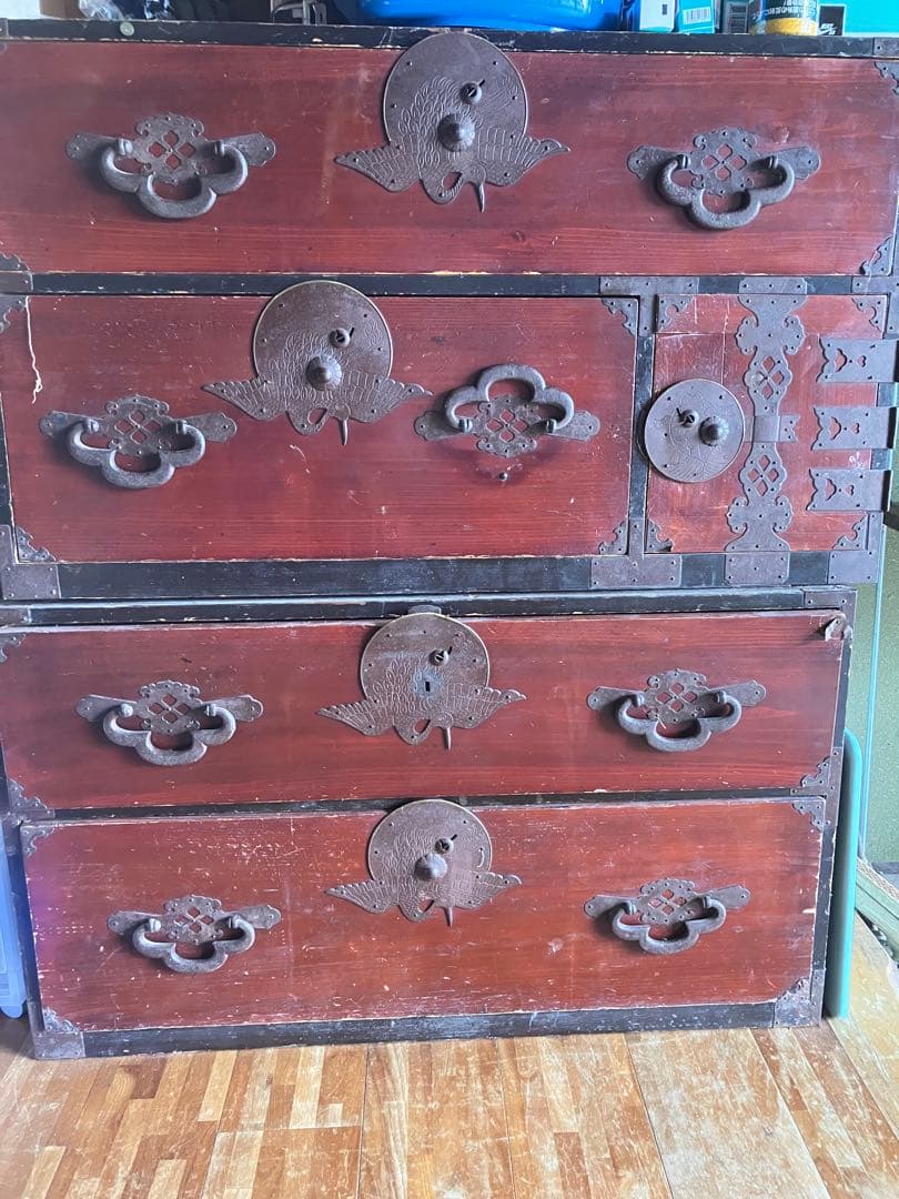 伝統的な和風木製箪笥