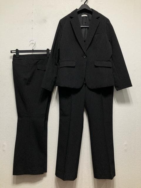 新品☆19号LL～3L黒系ストライプ♪洗える2パンツスーツ脚きれい見え☆r396