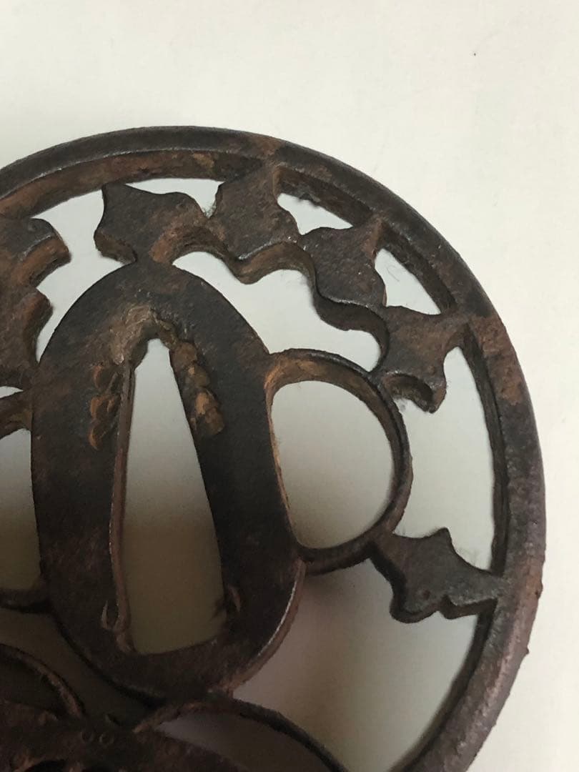 旧家蔵出し品　赤坂鍔　千鳥に蝶の図　鉄製　時代物　箱無し　刀装具　武具　透かし鍔