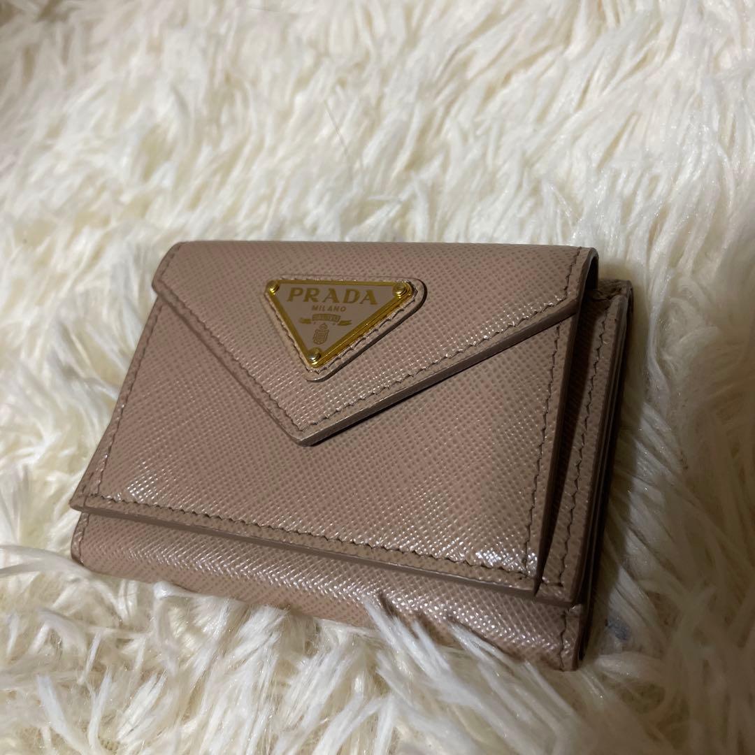 ほぼ未使用　PRADA プラダ 財布　ミニ財布　ピンクベージュ　三角プレート