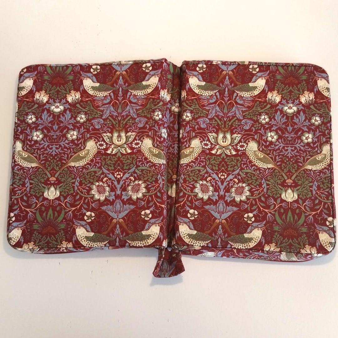 ウィリアムモリス　いちご泥棒柄で、かぎ針と付け替え用編み針ケース