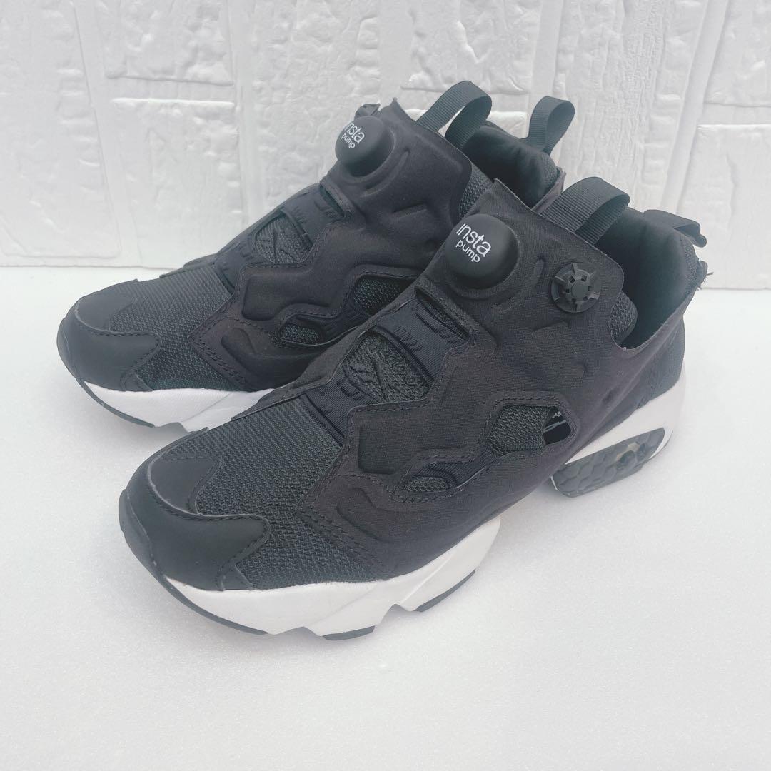 新品未使用　Reebok ポンプフューリー スニーカ 黒 DV6985　23.5
