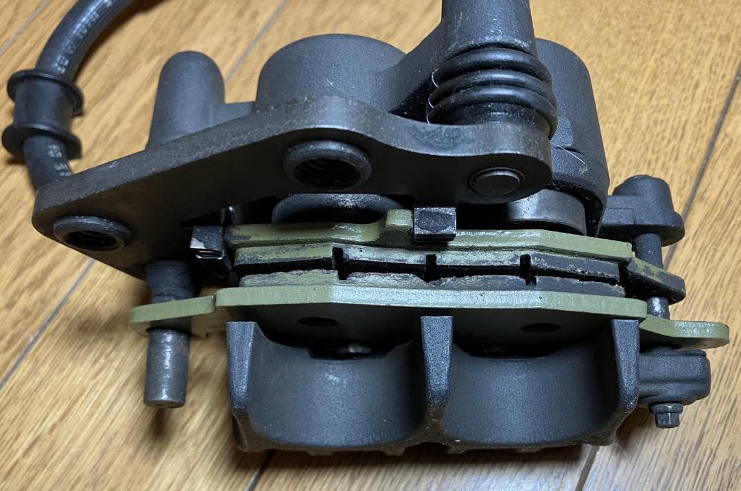 スズキ　グラストラッカー NJ47A 純正 フロント ブレーキ キャリパー