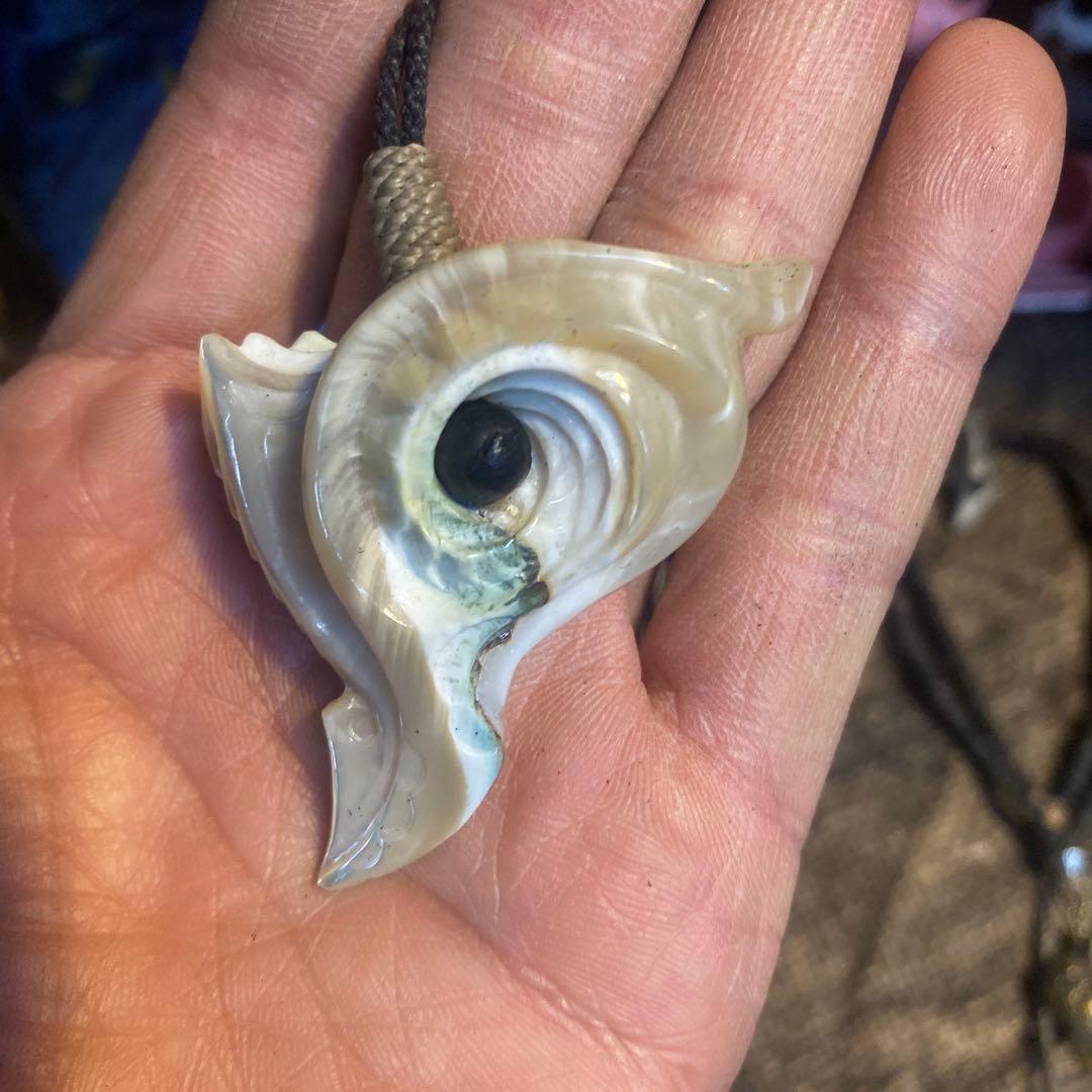 夜光貝のペンダント　「海神の歯」　ハワイアンジュエリー　ボーンカービング