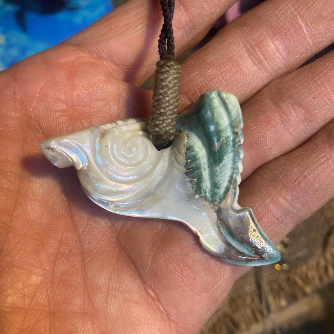 夜光貝のペンダント　「海神の歯」　ハワイアンジュエリー　ボーンカービング