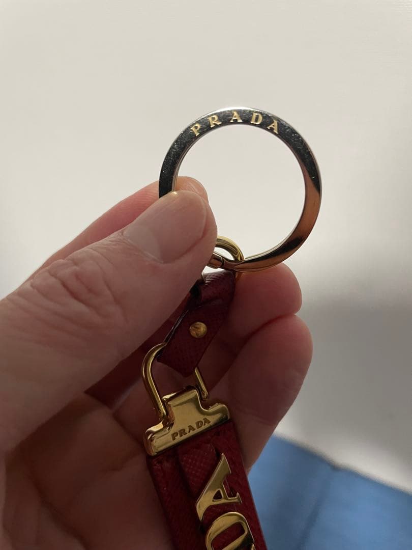 美品　PRADA レッドレザーキーホルダー 箱付き